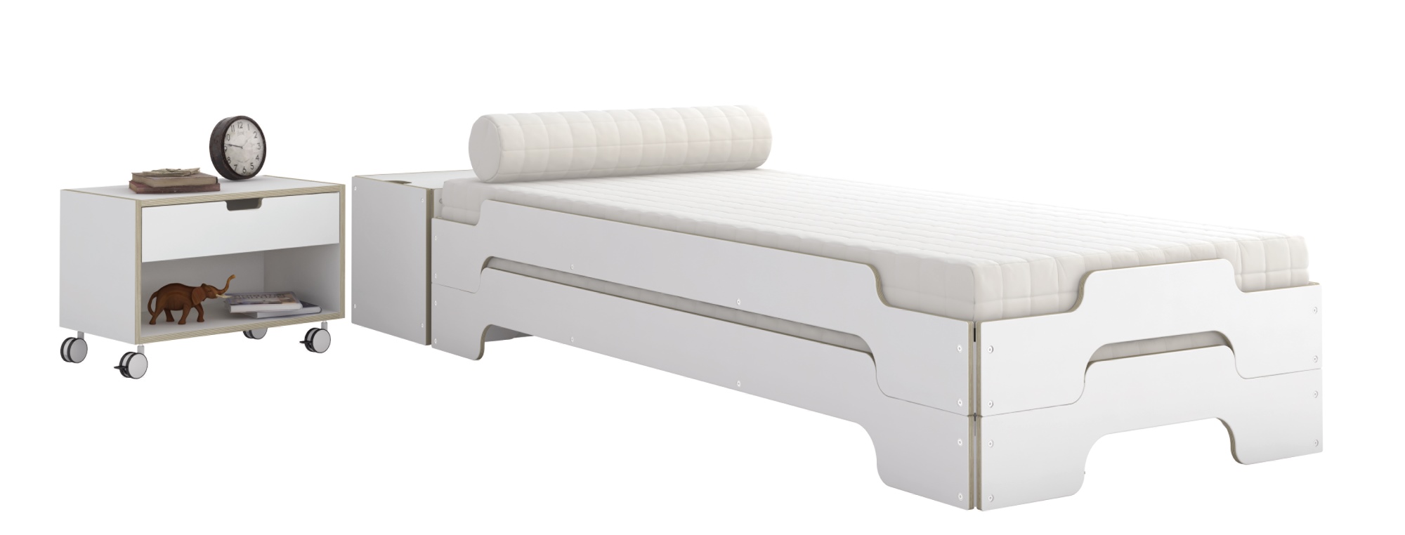 Weißes Stapelliege Bett von Müller Möbelwerkstätten mit passendem Nachttisch auf Rollen.