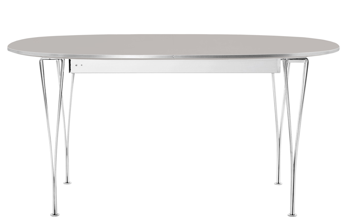 Fritz Hansen Super Elliptisch Ausziehtisch mit grauer Tischplatte und verchromtem Untergestell, freigestellt.