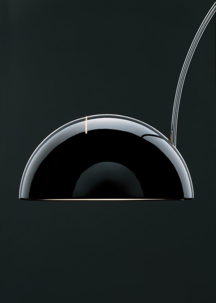 Detailaufnahme der schwarzen Coupé Stehleuchte von Oluce mit gebogenem Chrom-Ständer.