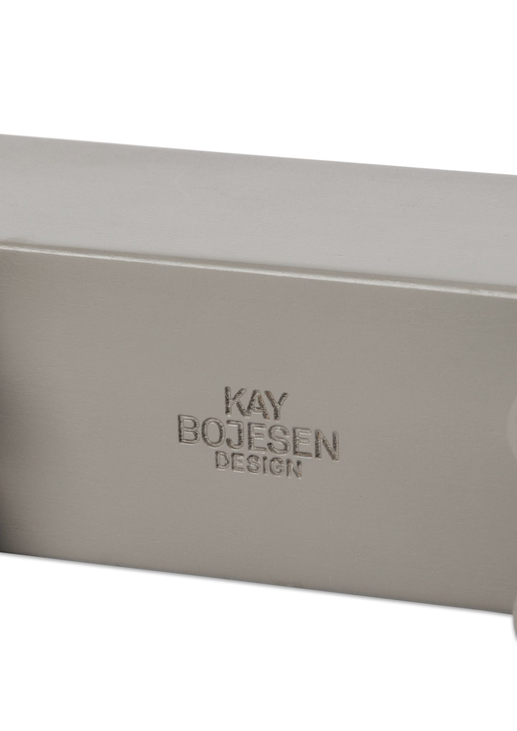 Detailaufnahme des Kay Bojesen Flusspferd Holzfigur, grau, mit eingeprägtem Logo "Kay Bojesen Design".