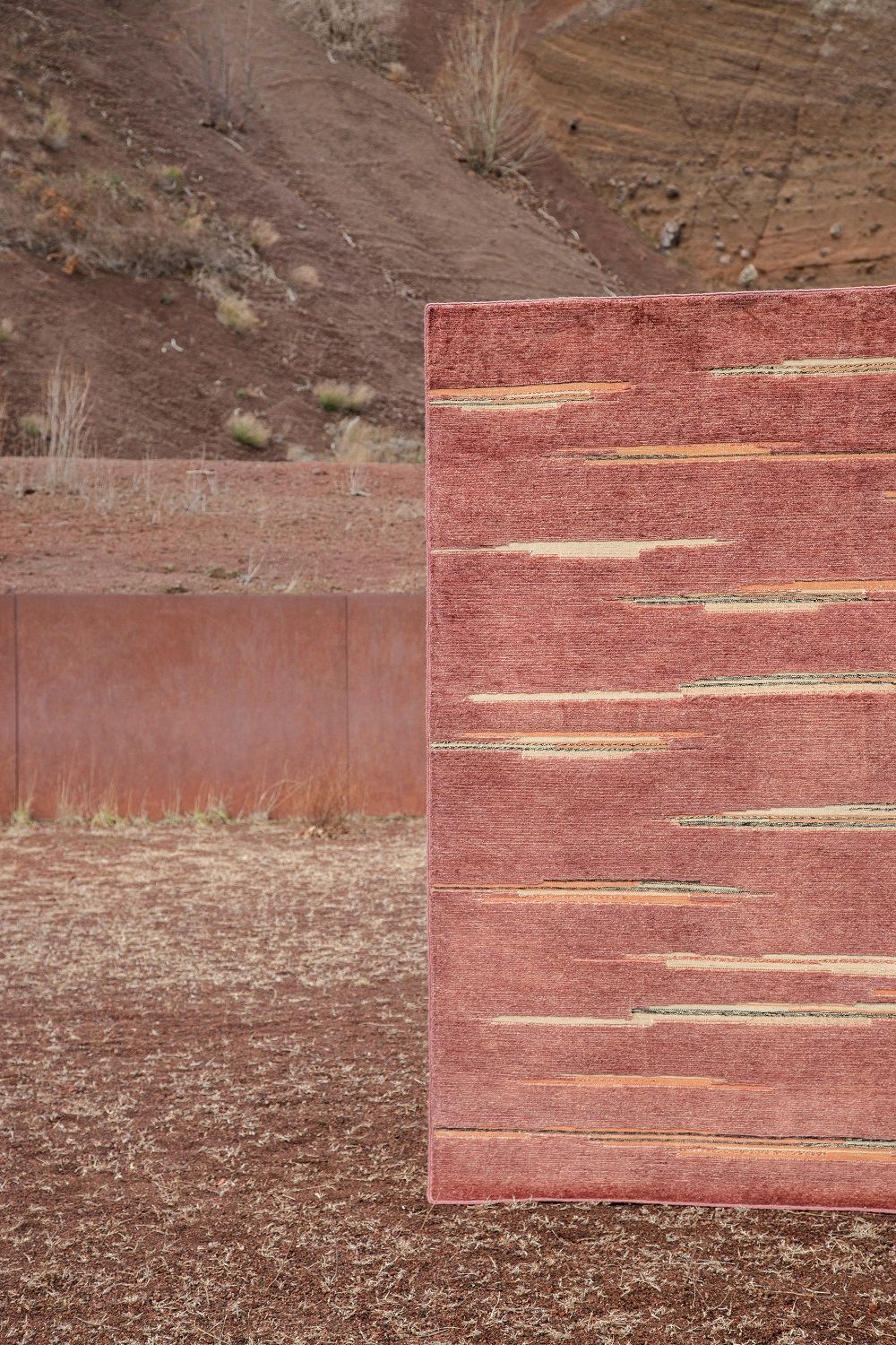 Colorado Teppich von Nanimarquina, roter Wollteppich mit horizontalen Streifen im Außenbereich.