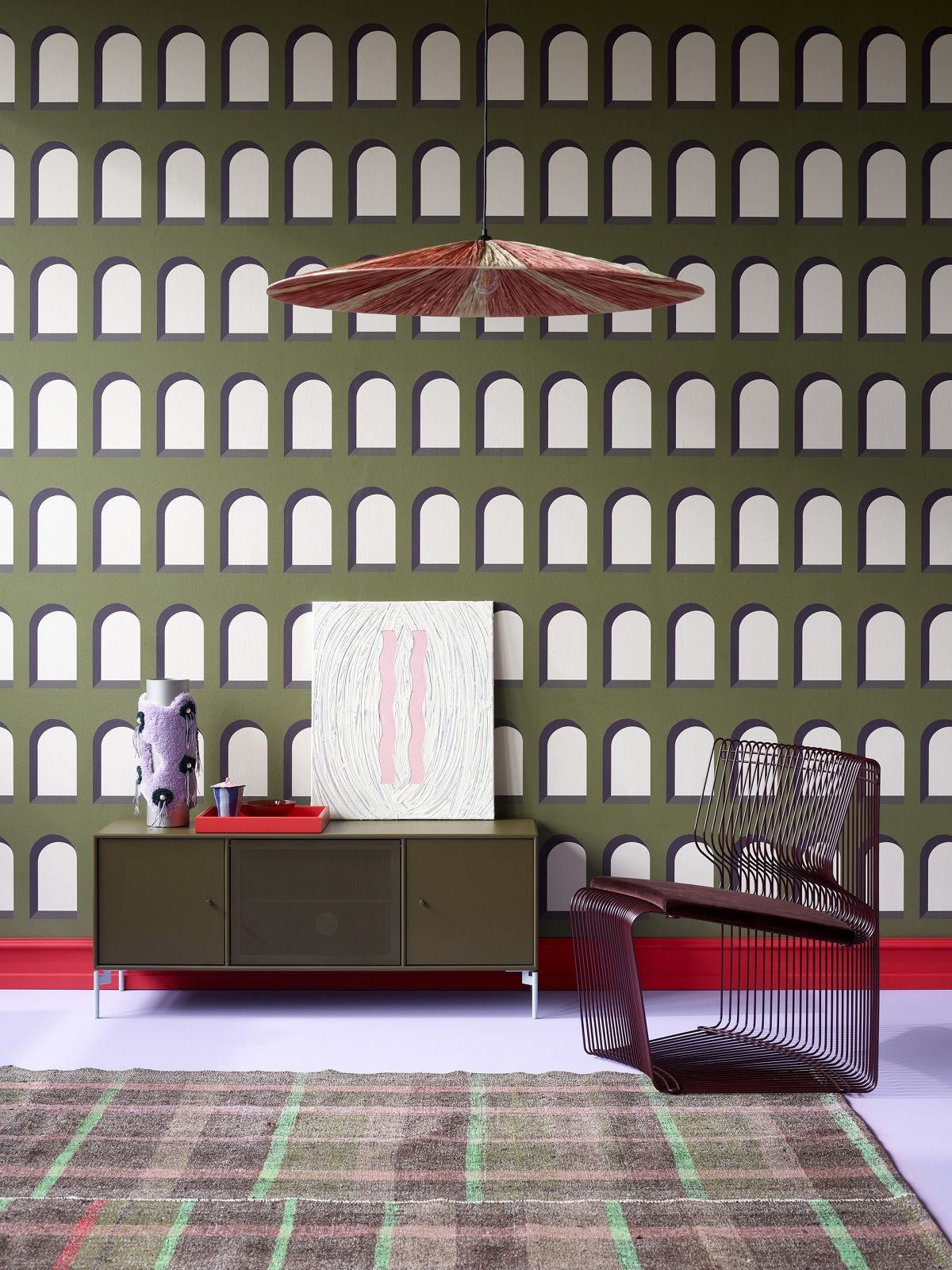 Schwarzes Kissen auf Pantonova Drahtstuhl von Montana, modernes Designmöbel für stilvolles Wohnen.