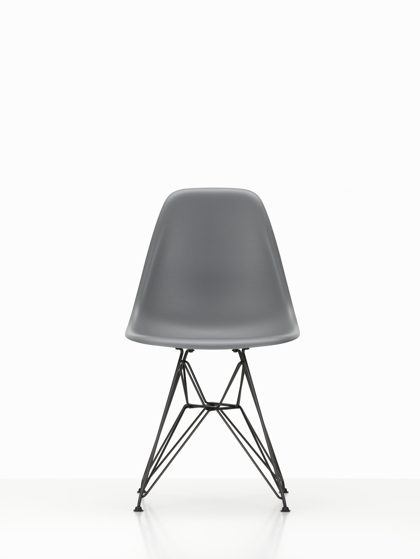 Grauer Eames Plastic Side Chair DSR Stuhl mit verchromtem Gestell, moderner Designklassiker.