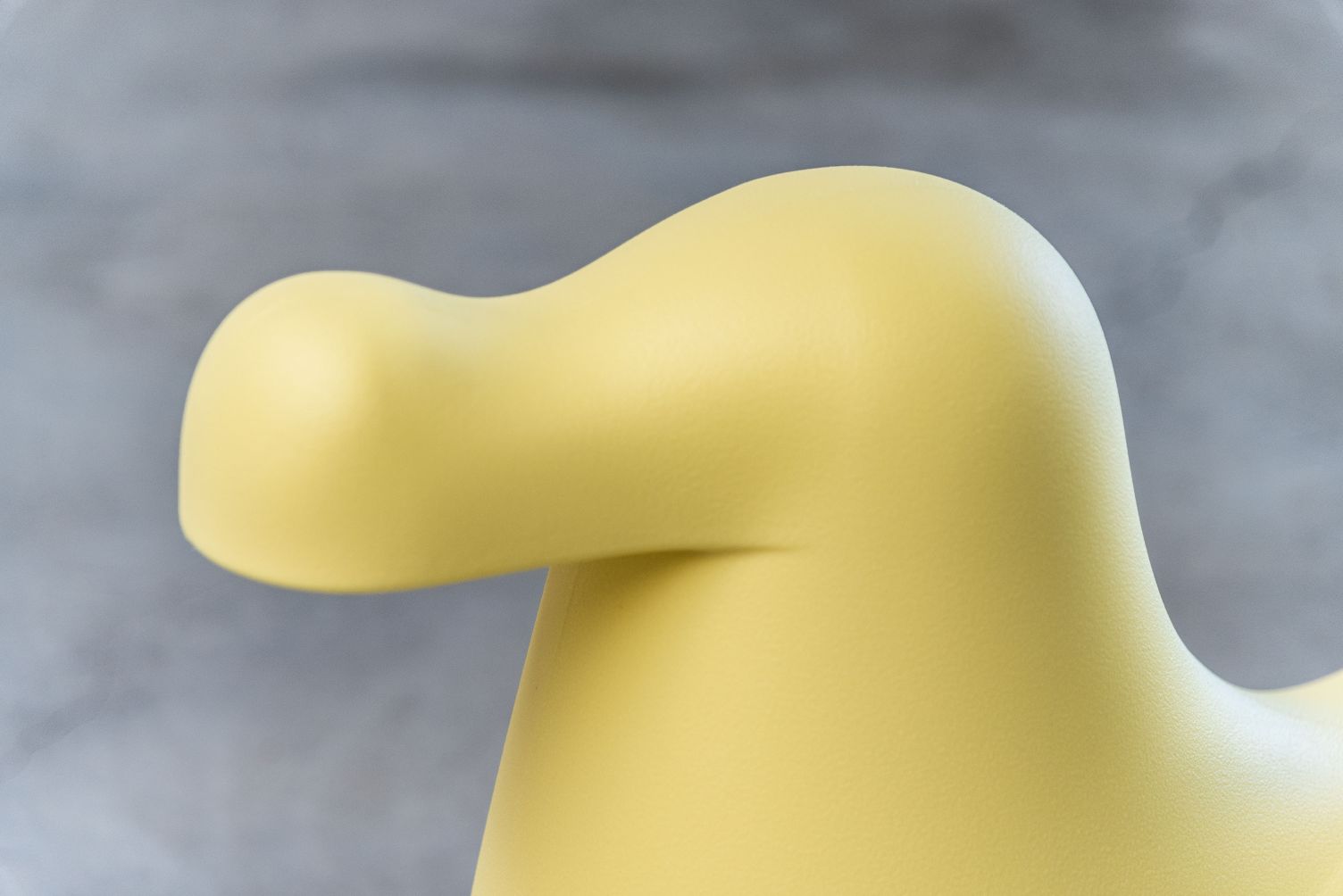 Detailaufnahme des gelben Dodo Schaukelvogels von Magis, ein Kindermöbelstück zum Spielen und Schaukeln.