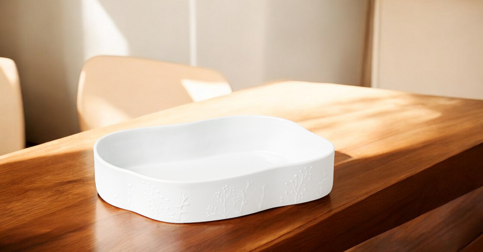 Weiße Räder Schale "Winterzauber" aus Porzellan mit filigranem Wintermuster auf einem Holztisch.