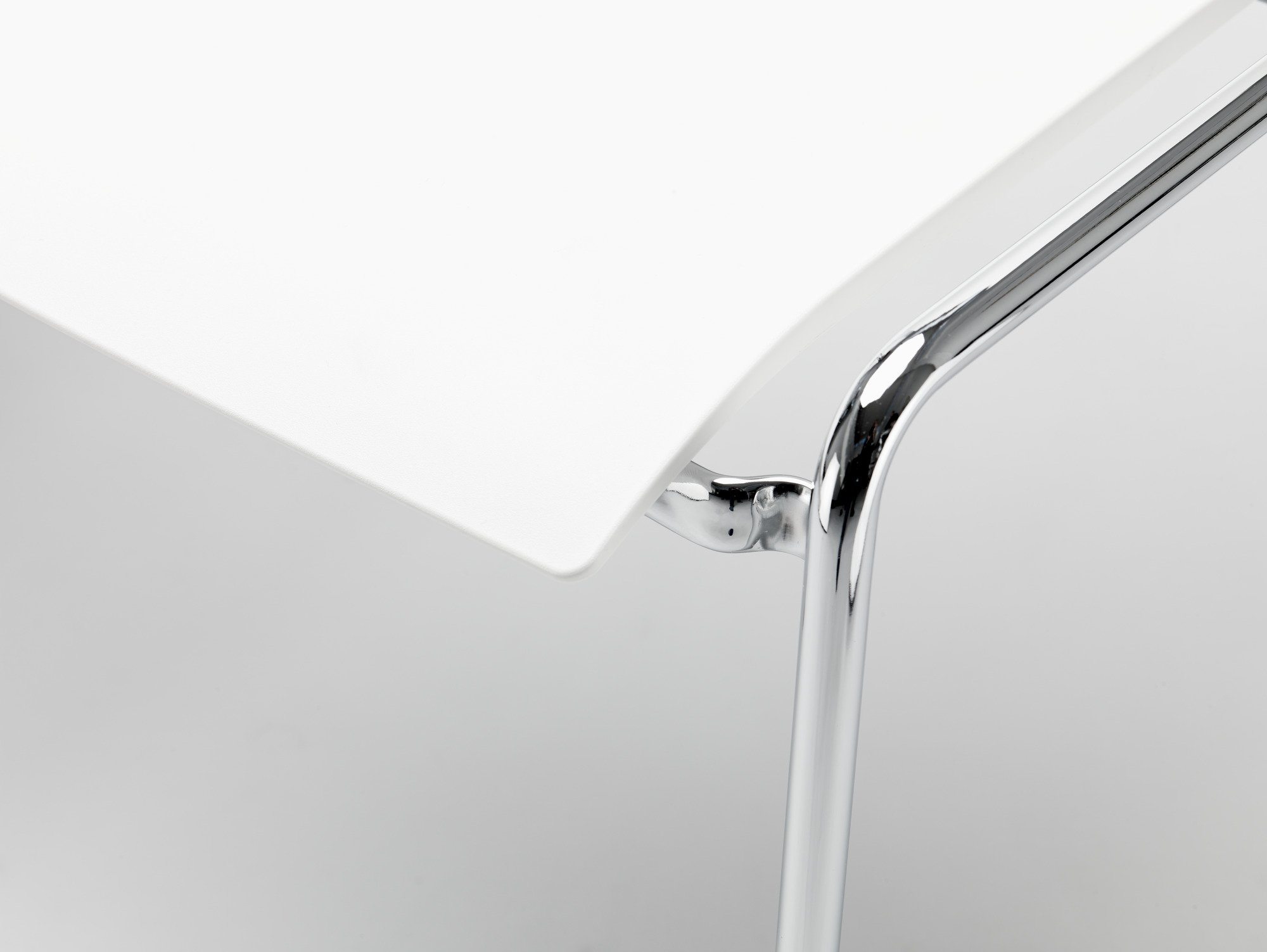 Detailaufnahme vom S 260 Stuhl (Thonet) ohne Armlehne: Weißer Sitz, verchromtes Stahlrohrgestell.