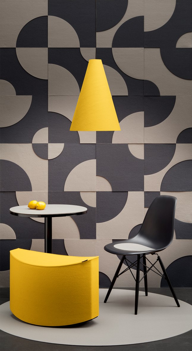 Gelber Enno Hocker von Hey Sign, ein wippendes Sitzmöbel aus Filz, im modernen Raum.