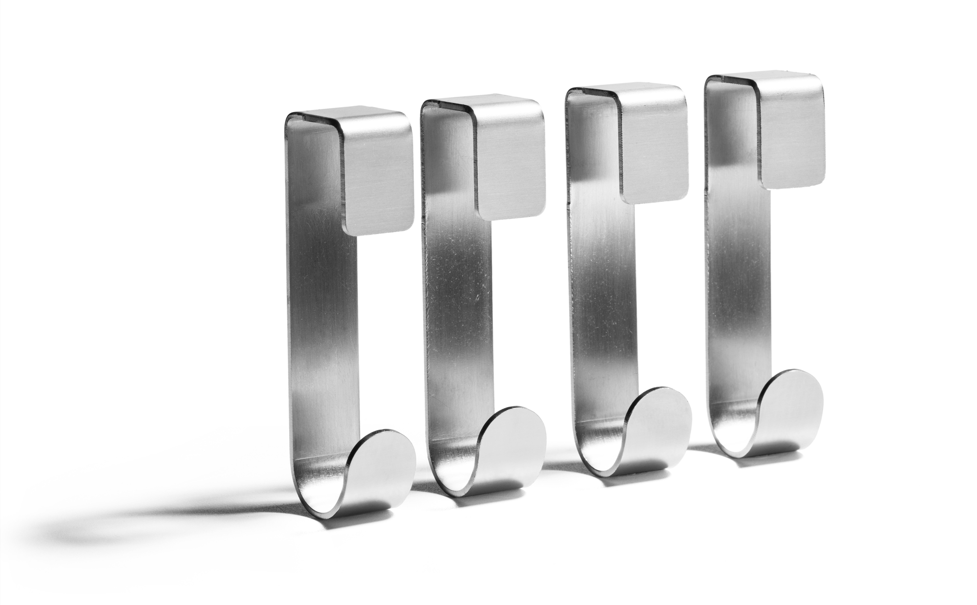 Vier silberne "New Hang On" Türhaken für Garderobe, ideal zur platzsparenden Aufbewahrung von Kleidung.