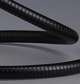 Detailaufnahme des flexiblen, schwarzen Arms der LW S 02 Lightworm Tischleuchte von Tecnolumen.