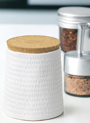 Weiße Raumpoesie Vorratsdose mit Korkdeckel und Genuss-Schriftzug für Küche und Aufbewahrung.