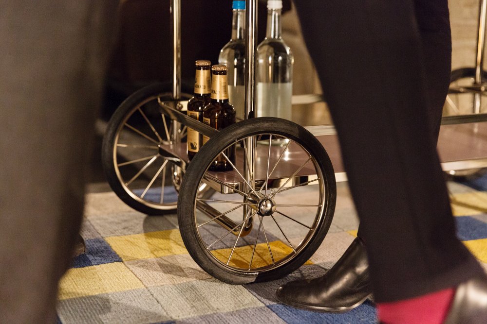 Detailaufnahme: Tecta Barwagen mit Getränken, stilvoller Servierwagen für Wohnzimmer und Essbereich.