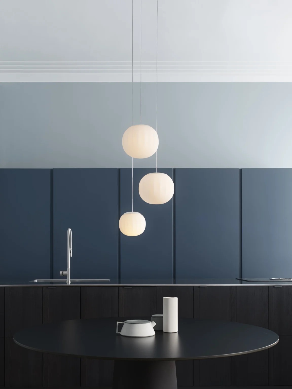 D92 Lita Pendelleuchte: Moderne Hängelampe aus Eschenholz, dreiflammig, für stilvolle Raumbeleuchtung.