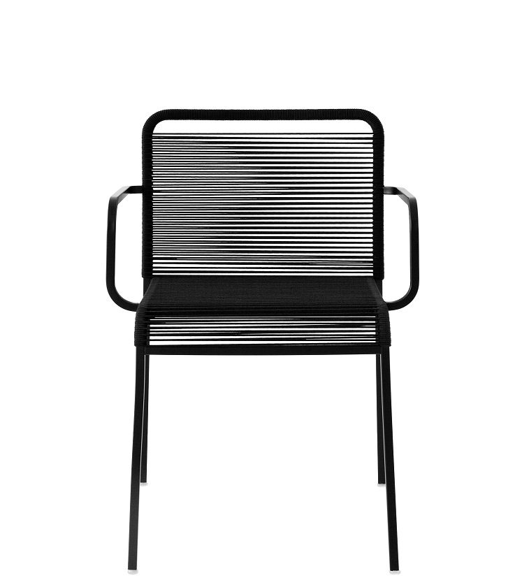Schwarzer ARIA Armlehnenstuhl für den Außenbereich, stapelbar, von La Palma, Frontansicht.