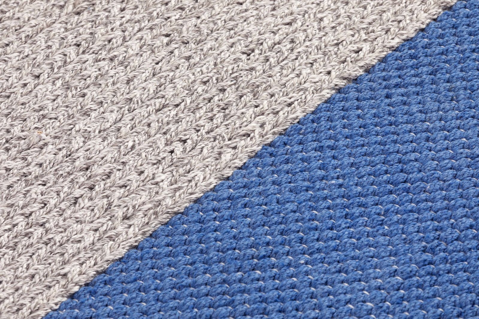 Detailaufnahme des Mangas Outdoor Rug Teppichs in Grau und Blau, gestrickte Textur.