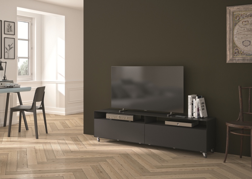 Schwarzes R110 Sideboard von Müller Möbelfabrikation mit TV im Wohnzimmer. Modernes Lowboard mit Rollen.