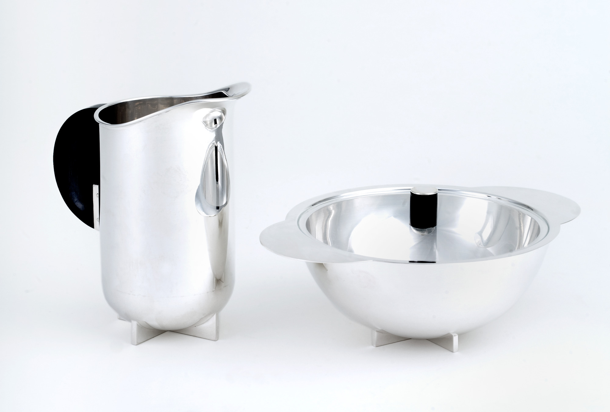 MBRS 24 Bauhaus Zucker- und Rahmservice von Tecnolumen: Edelstahlkännchen und Zuckerdose auf weißem Hintergrund.