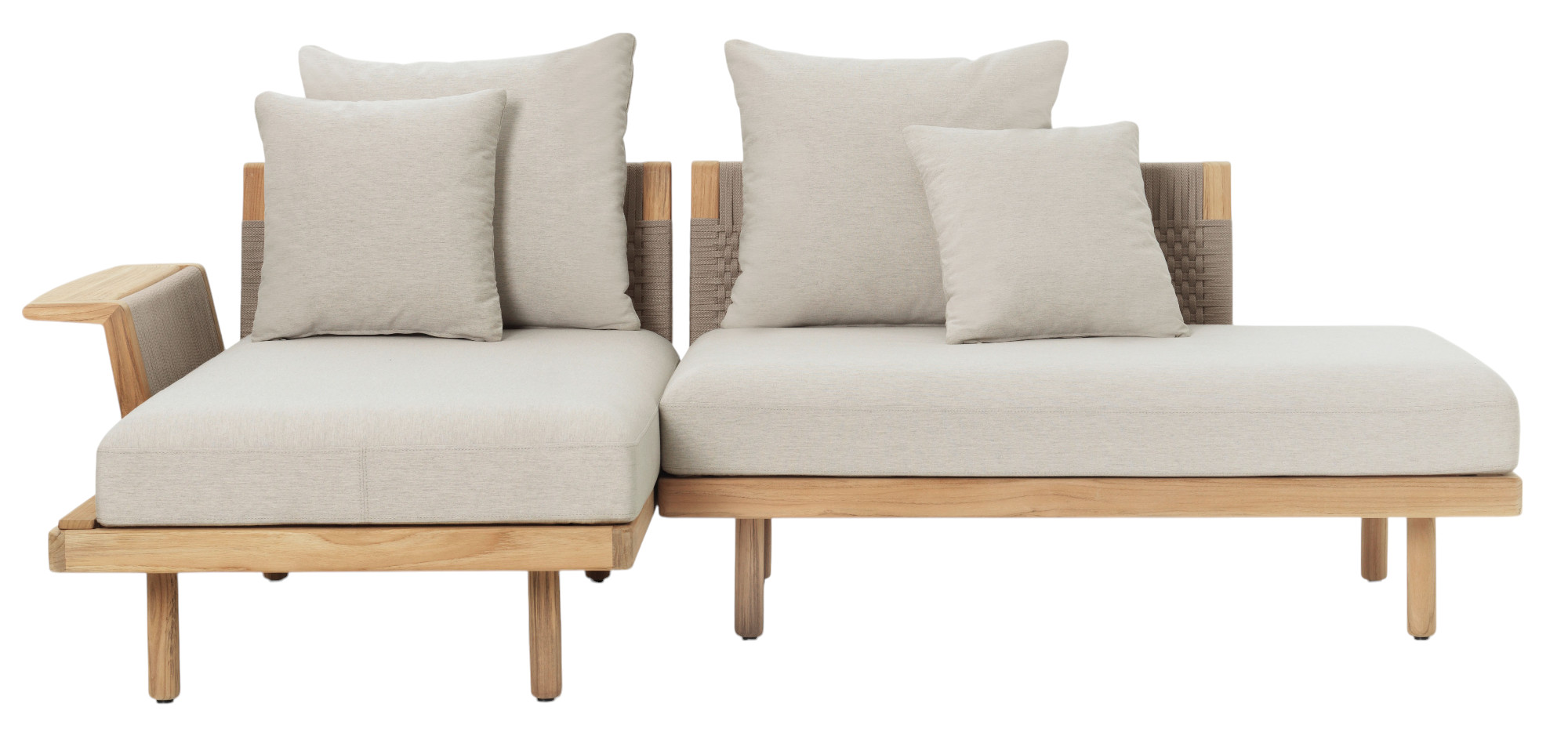 Embrace Outdoor Lounge Set von Carl Hansen & Søn mit hellen Kissen und Holzrahmen.