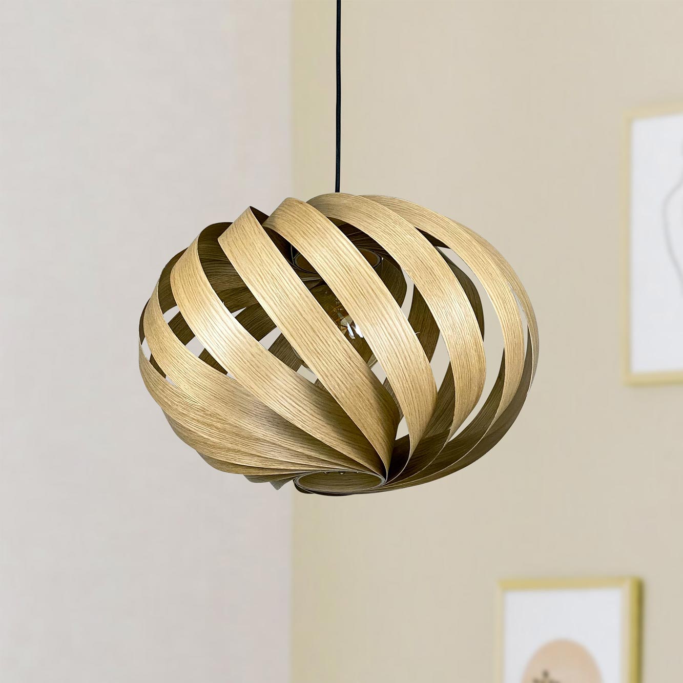 Serentia Hängeleuchte aus Eiche, Ø55 cm, modernes Design für Wohnzimmer und Esszimmer.