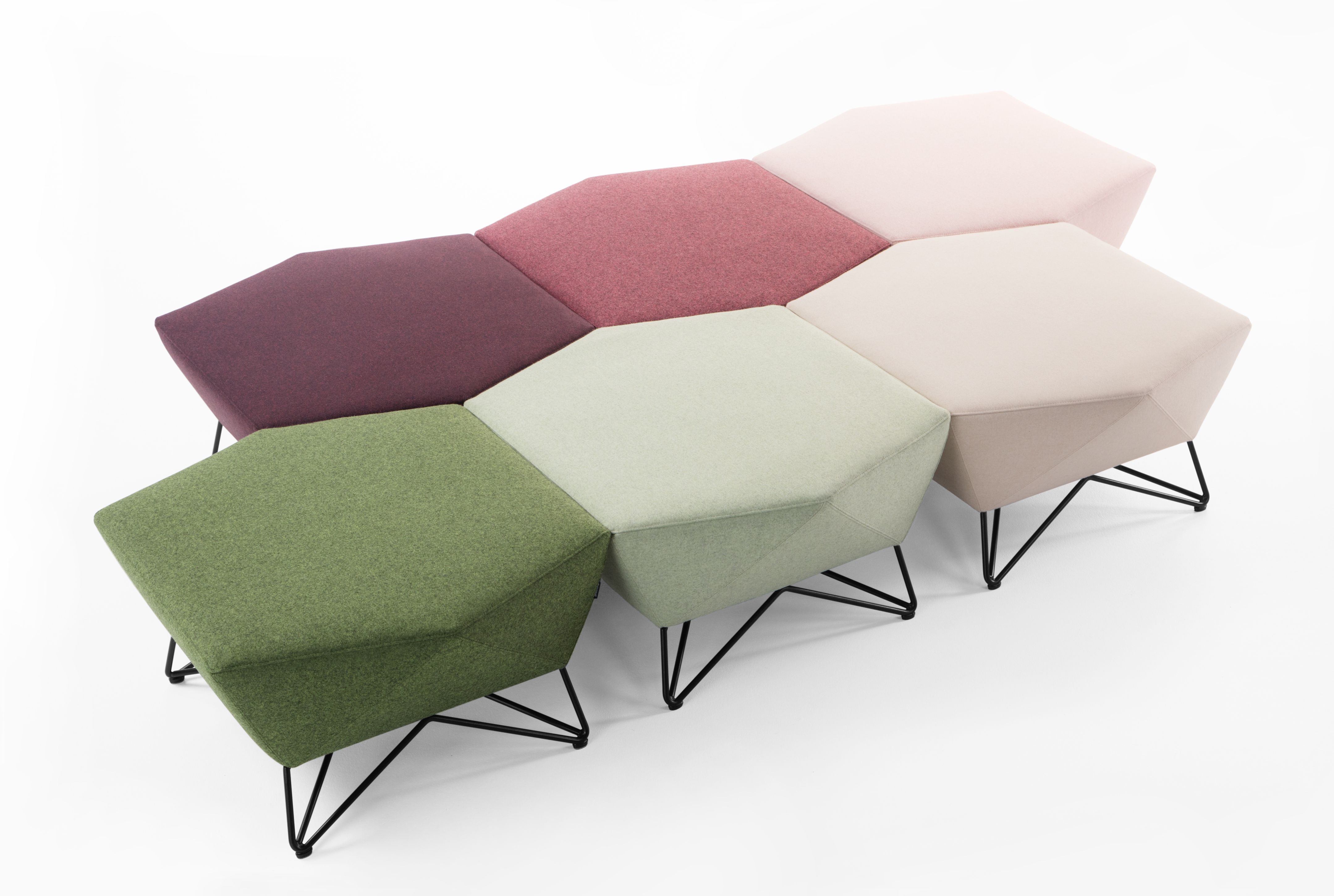 Mehrfarbige 3angle Hocker von Prostoria, sechseckig, mit schwarzen Metallbeinen auf weißem Hintergrund.