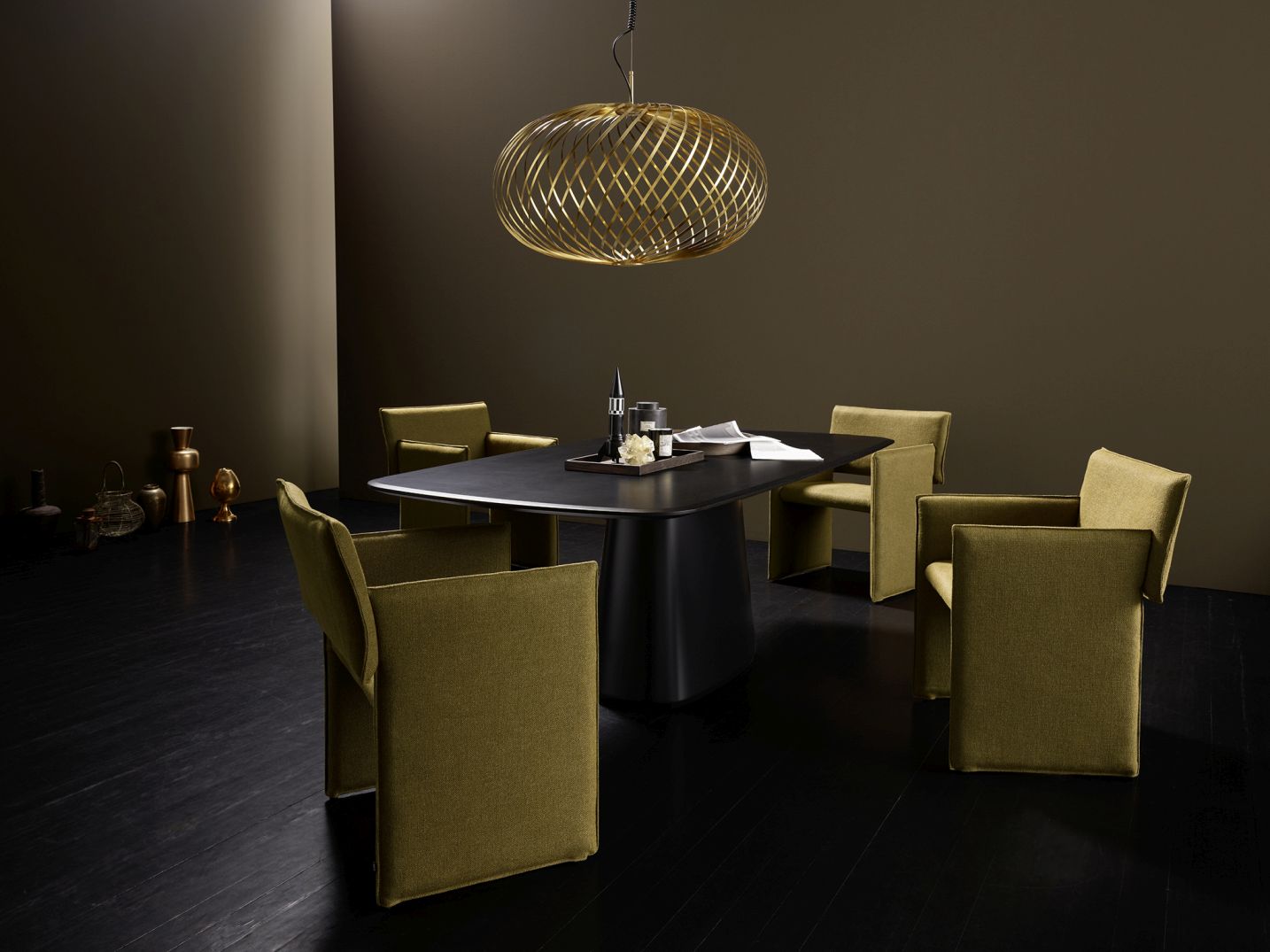 Esszimmer mit schwarzem Tisch und vier olivgrünen Noto Stühlen von Cor mit Wangen.