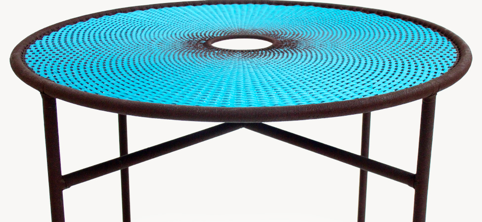 Banjooli Tisch von Moroso, M' Afrique Kollektion, gelb-schwarzer Outdoor-Tisch mit Lochmuster.