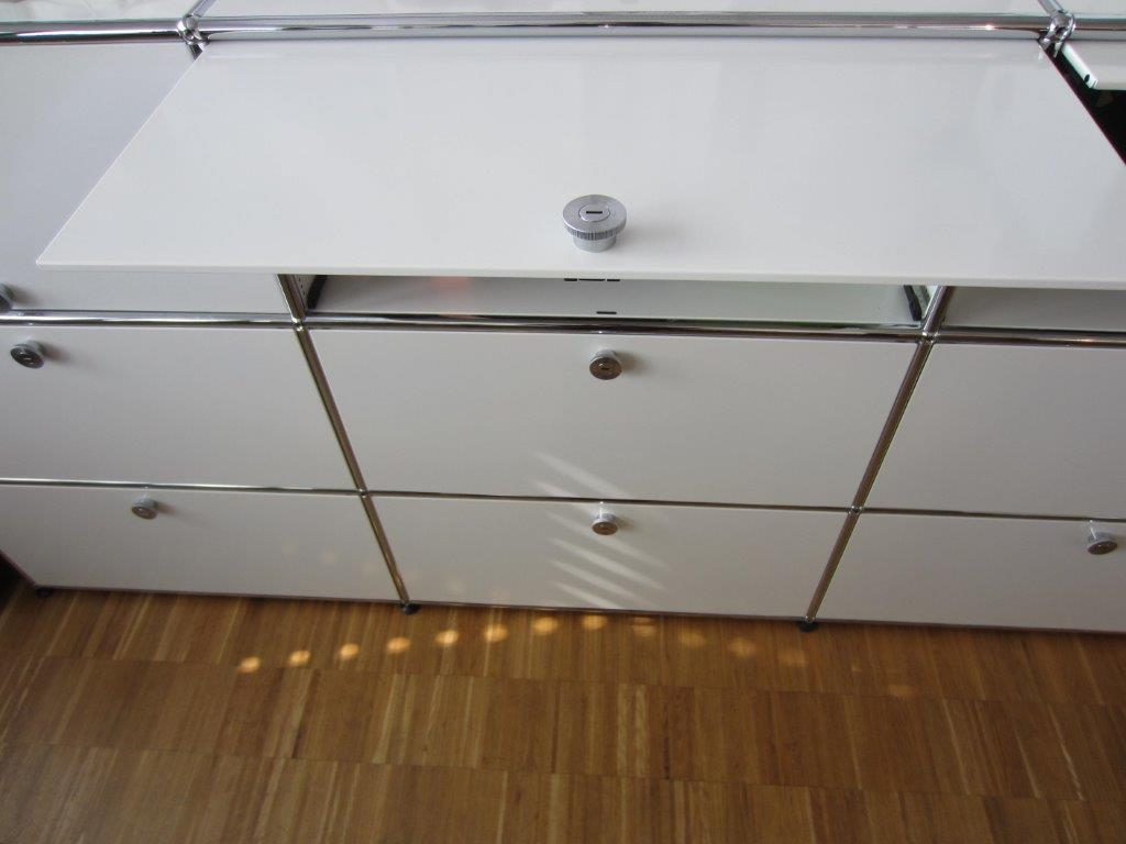 Detailaufnahme einer weißen USM Haller Einschubtür als Ersatzteil für modulare Möbel mit Chromgestell.