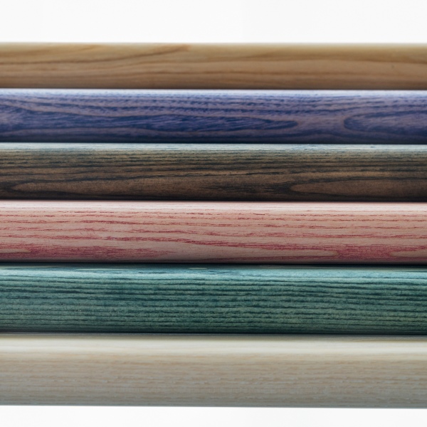 Detailaufnahme von Holzbeinen in verschiedenen Farben für den D:003 Beistellhocker.