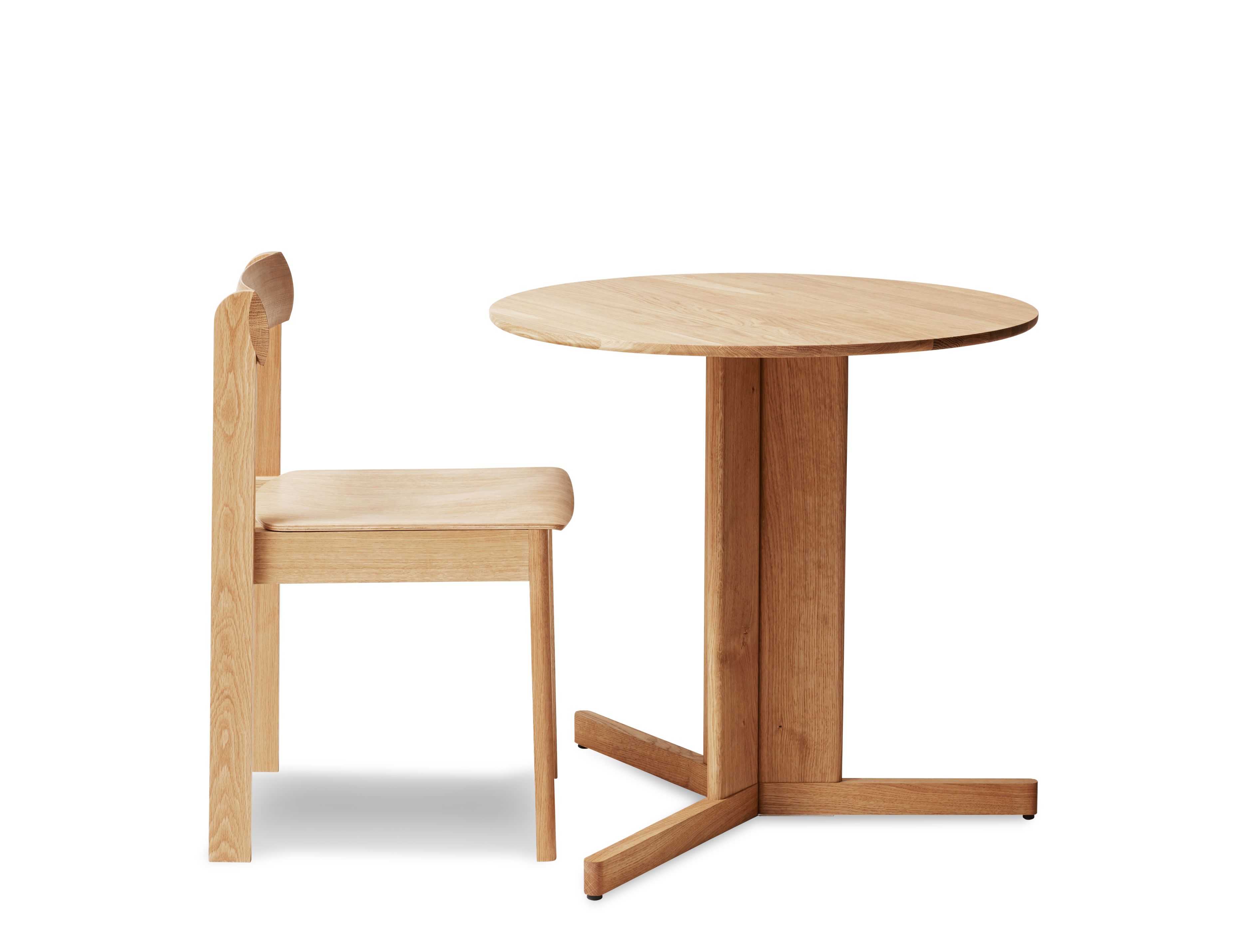 Blueprint Stuhl von Form & Refine aus Eiche, weiß geölt, neben einem Holztisch.