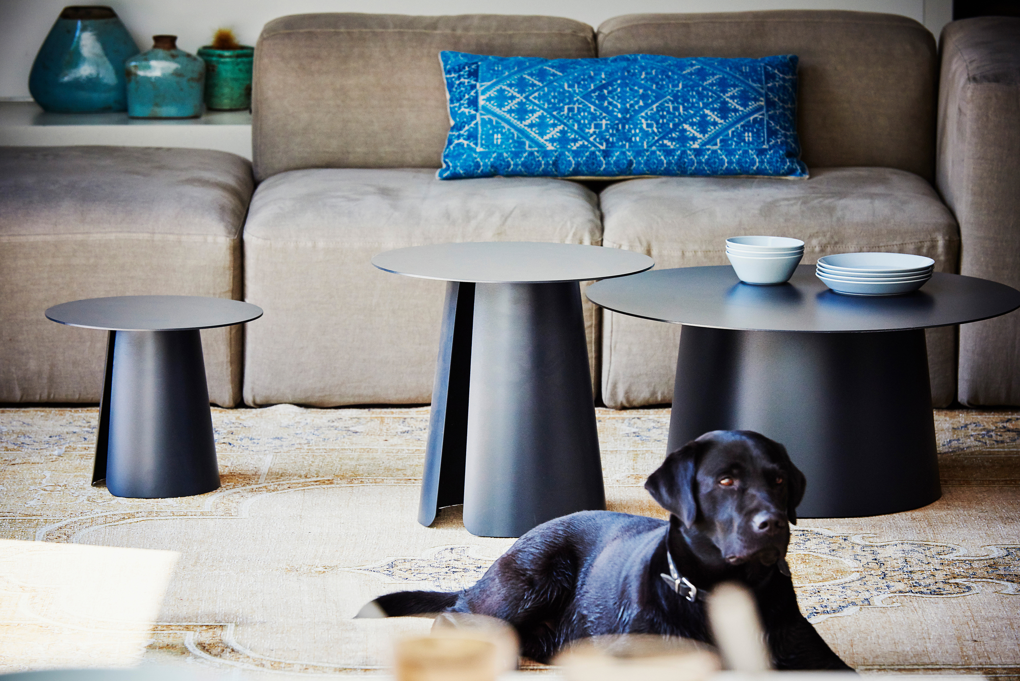 Moderner, runder Feel Beistelltisch von Jan Kurtz in Weiß, Durchmesser 40 cm, im Wohnzimmer.