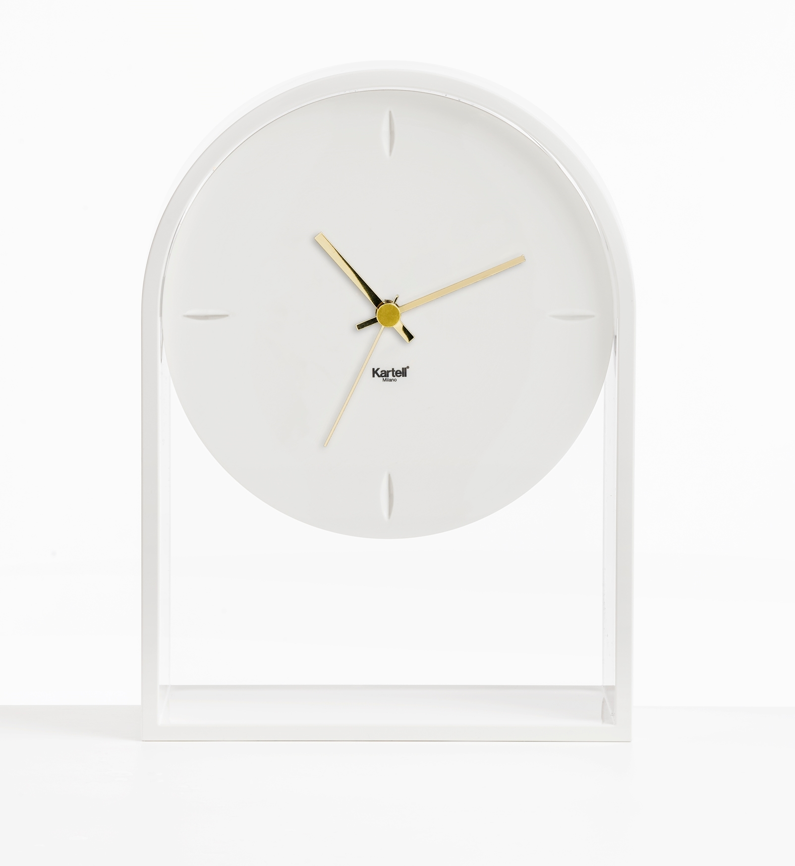 Weiße Kartell Tischuhr "Air du Temps" mit goldenen Zeigern, modernes Design für Wohnzimmer.