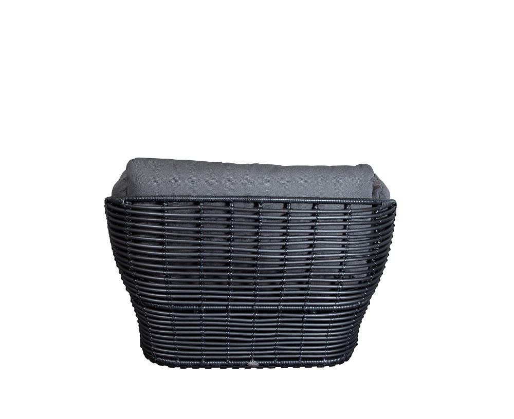 Rückansicht des Cane-Line Basket Outdoor Loungesessels mit graphitfarbenem Gestell und grauem Kissen.