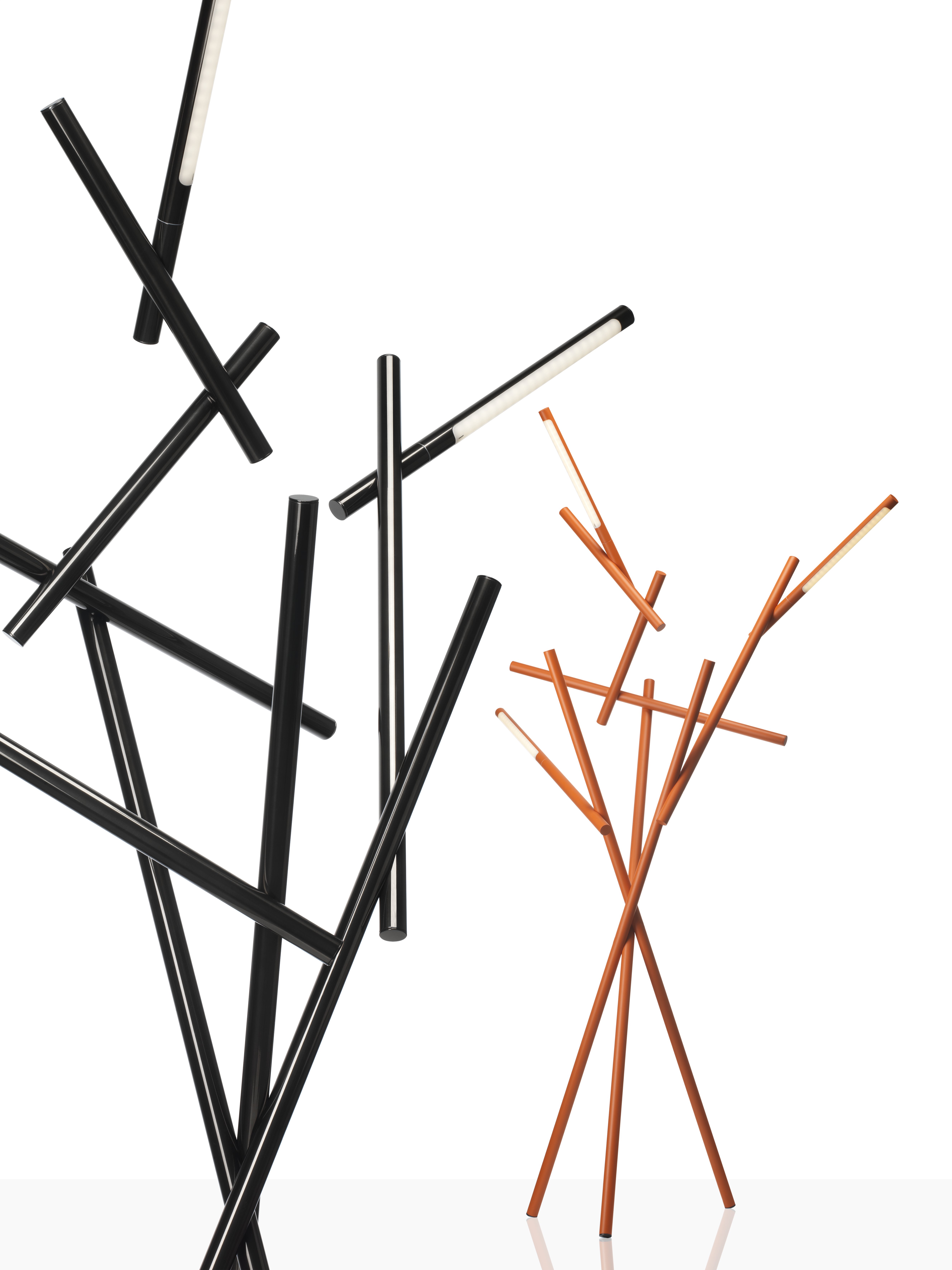 Tuareg Stehleuchte von Foscarini in Schwarz und Orange, moderne Designerlampe mit LED-Leuchten.