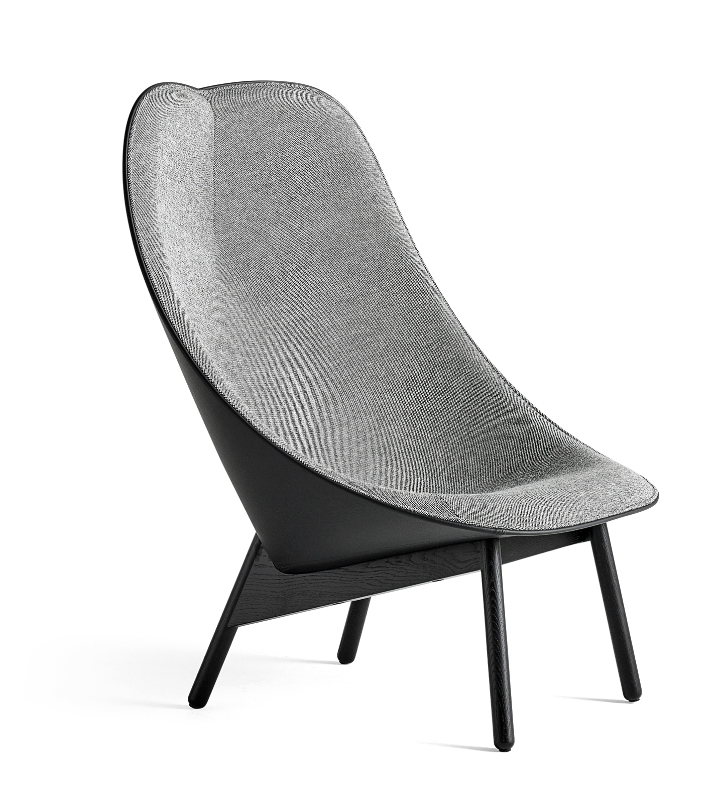 Uchiwa Sessel von Hay mit grauem Stoffbezug und schwarzem Holzgestell, moderner Loungesessel.