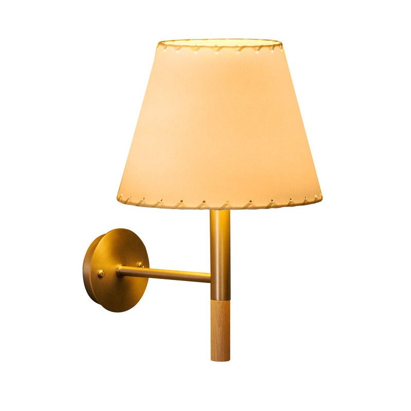BC2 Wandleuchte von Santa & Cole mit beigem Lampenschirm, Messinghalterung und Holzelement.