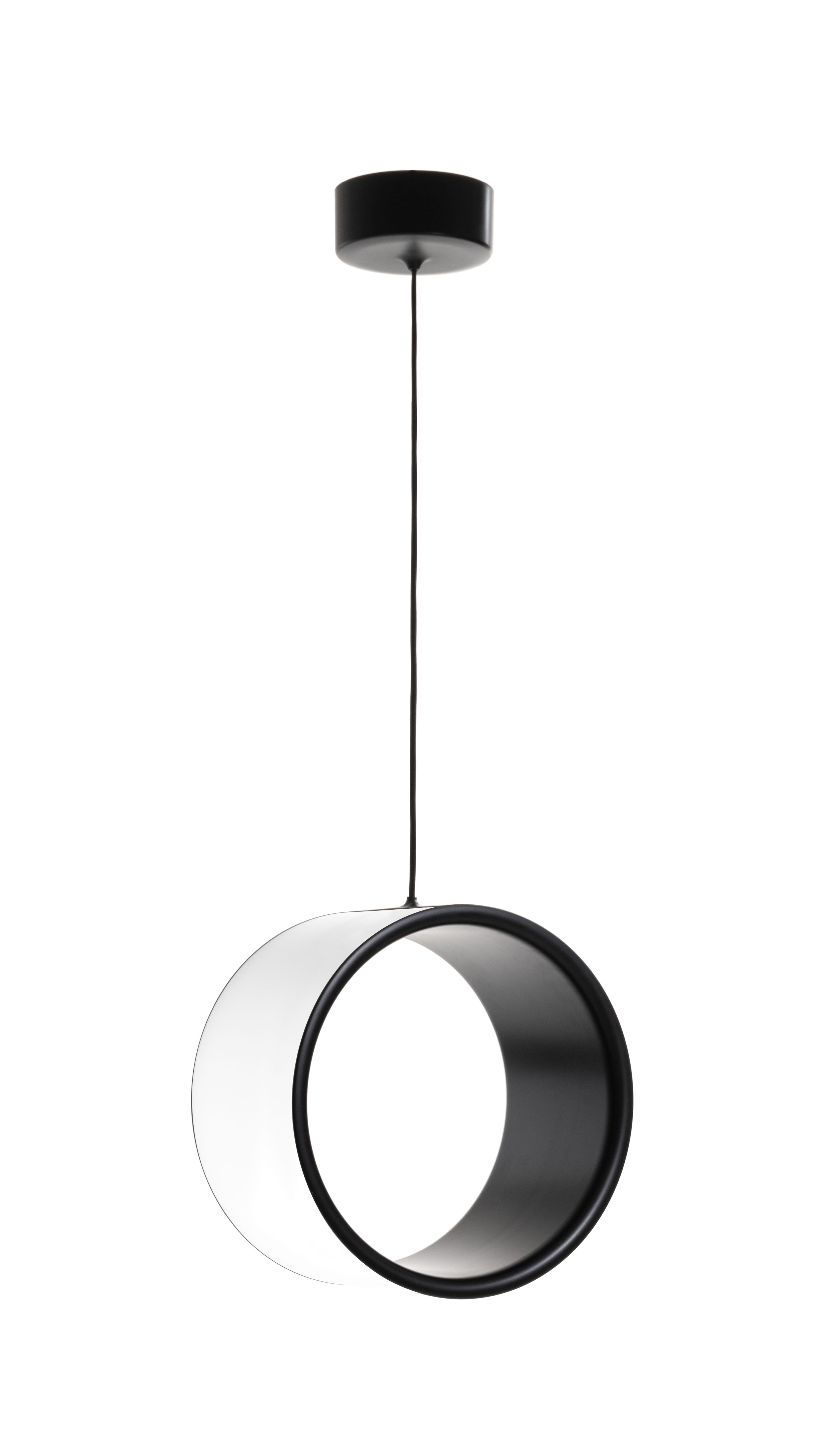Lost Pendelleuchte von Magis: Runde Hängelampe in Schwarz und Weiß für modernes Wohnambiente.