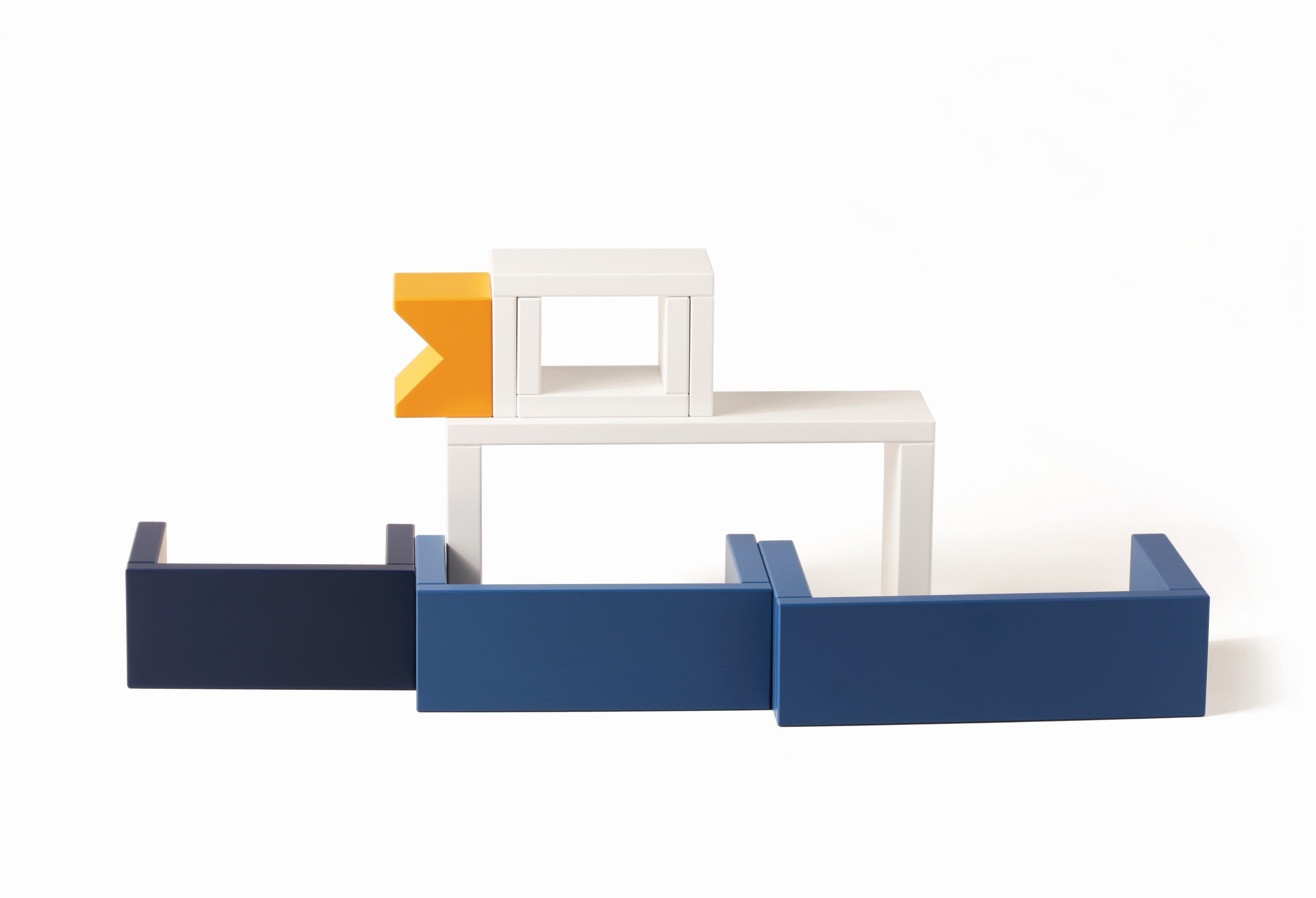 Bauhaus Corus Steckspiel von Naef: Buntes Holzspielzeug mit blauen und weißen Bausteinen.