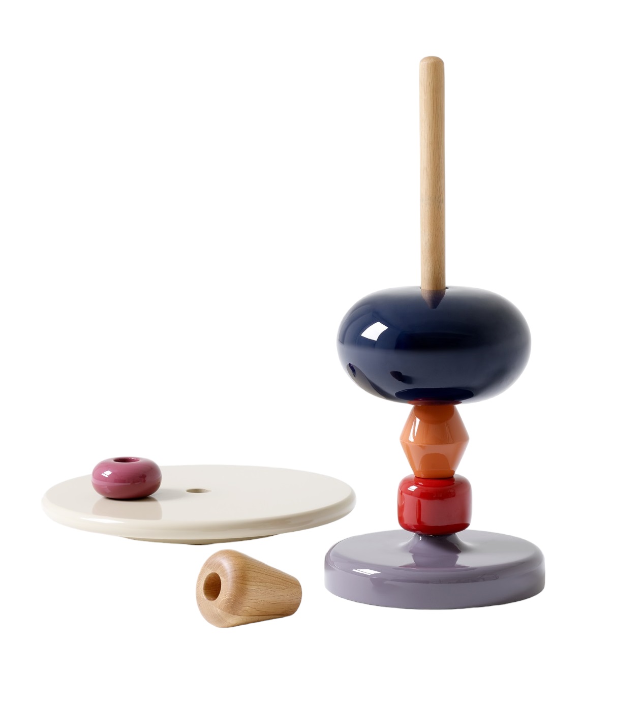 AndTradition Shuffle Tisch MH1: Buntes Holzspielzeug, dekoratives Objekt und moderner Beistelltisch mit verschiedenen Elementen.