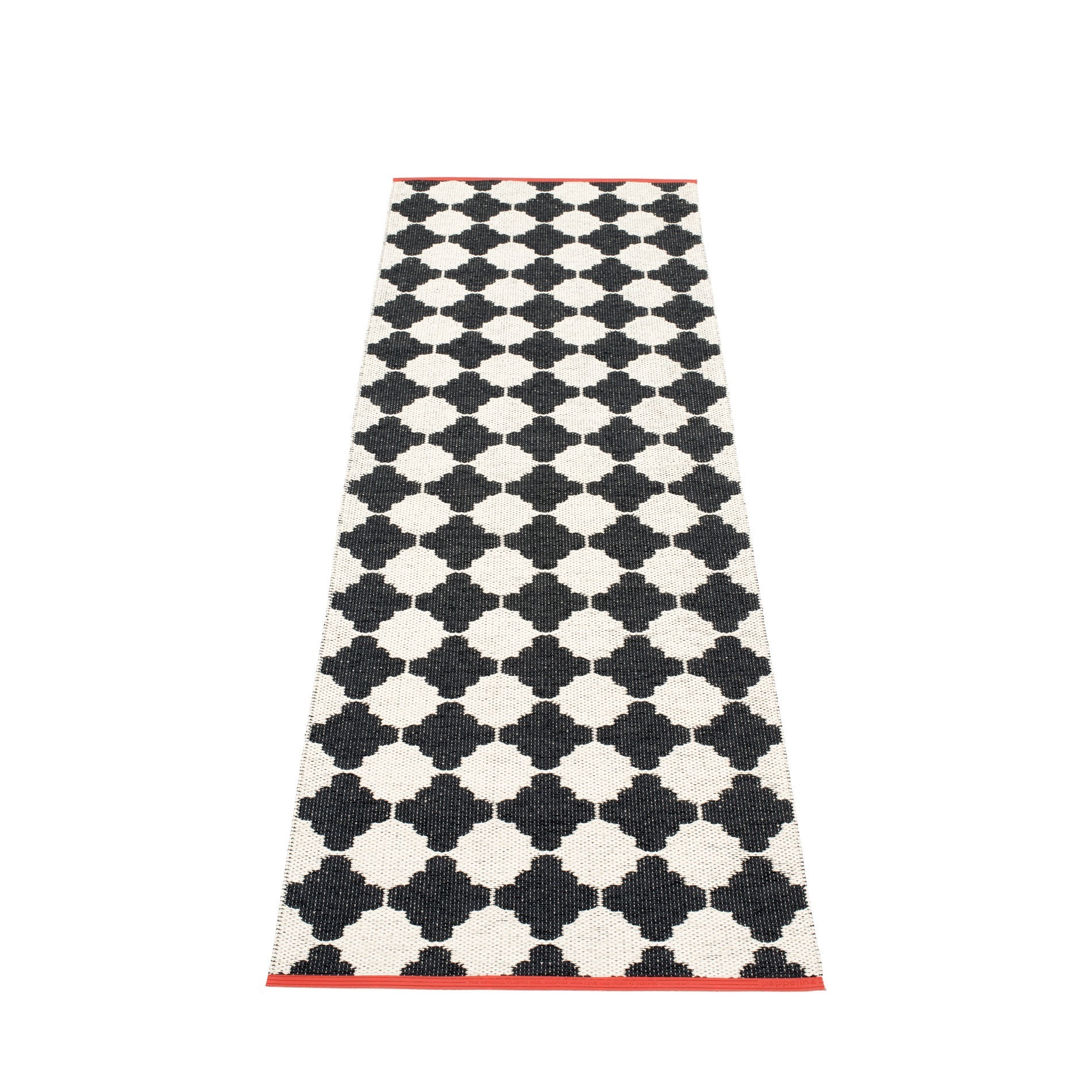 Marre Kunststoffteppich von Pappelina, 70x225 cm, mit schwarzem Rautenmuster auf weißem Grund. Läufer für Innenräume.