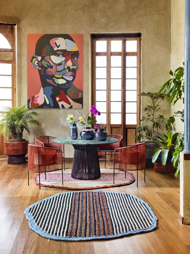 Moosgrüner Caribe Chic Dining Chair Stuhl von ames mit Kupfer- und schwarzen Details im Outdoor-Bereich.