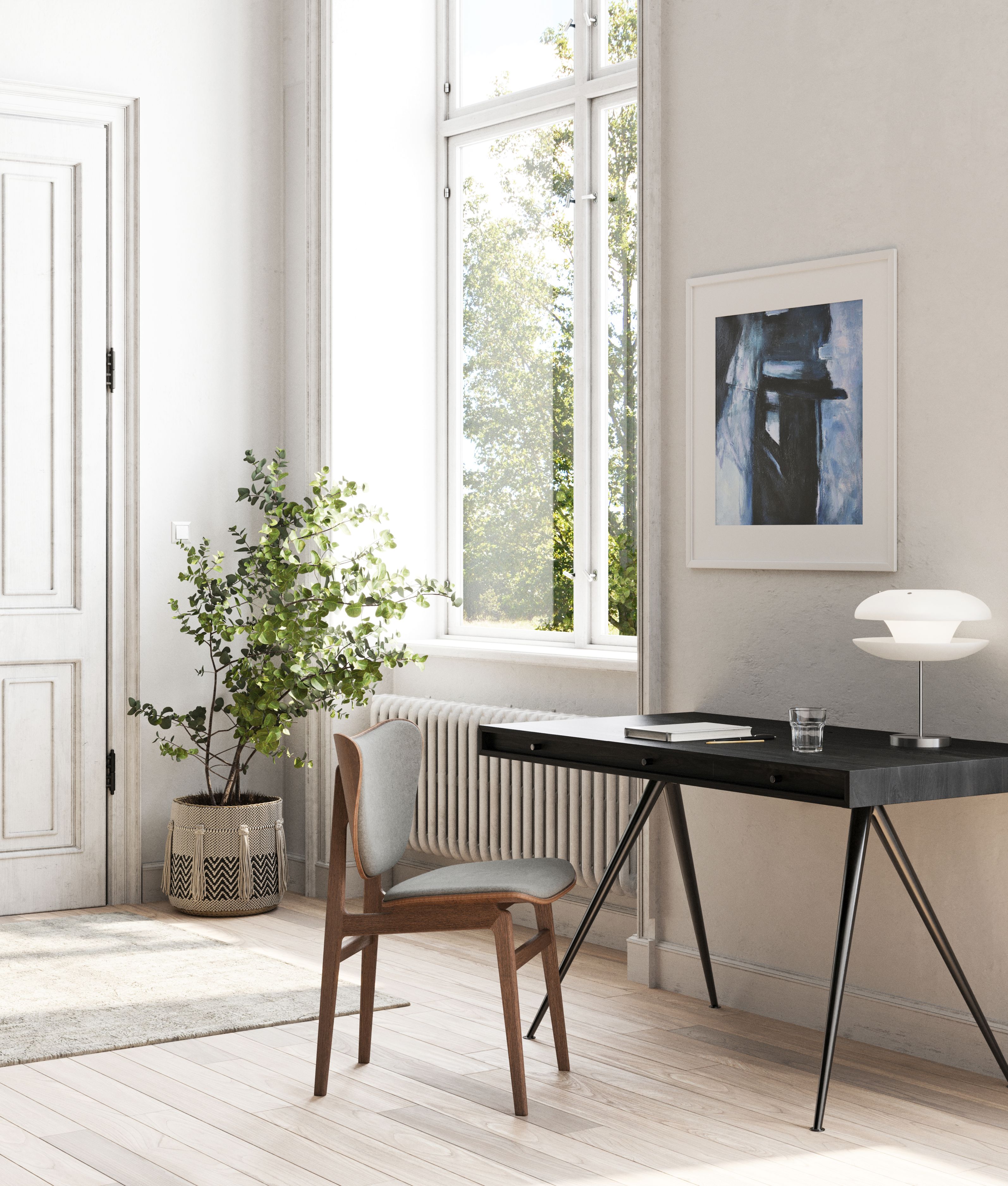 JFK Büroschreibtisch von Norr11 in Schwarz mit Standard Beinen im hellen Arbeitszimmer.