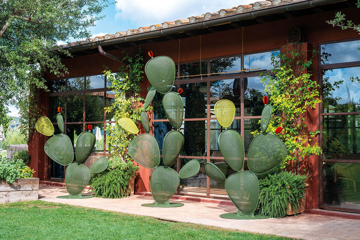 Ficus Obst Gartenzubehör: Grüne Emu Stehleuchten in Kaktusform vor Hausfassade.