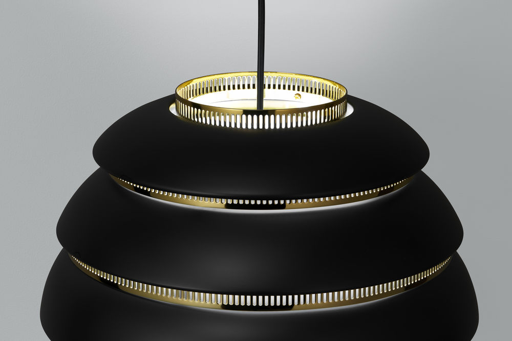 Nahaufnahme der schwarzen Artek A331 Beehive Hängeleuchte mit goldenen Akzenten.