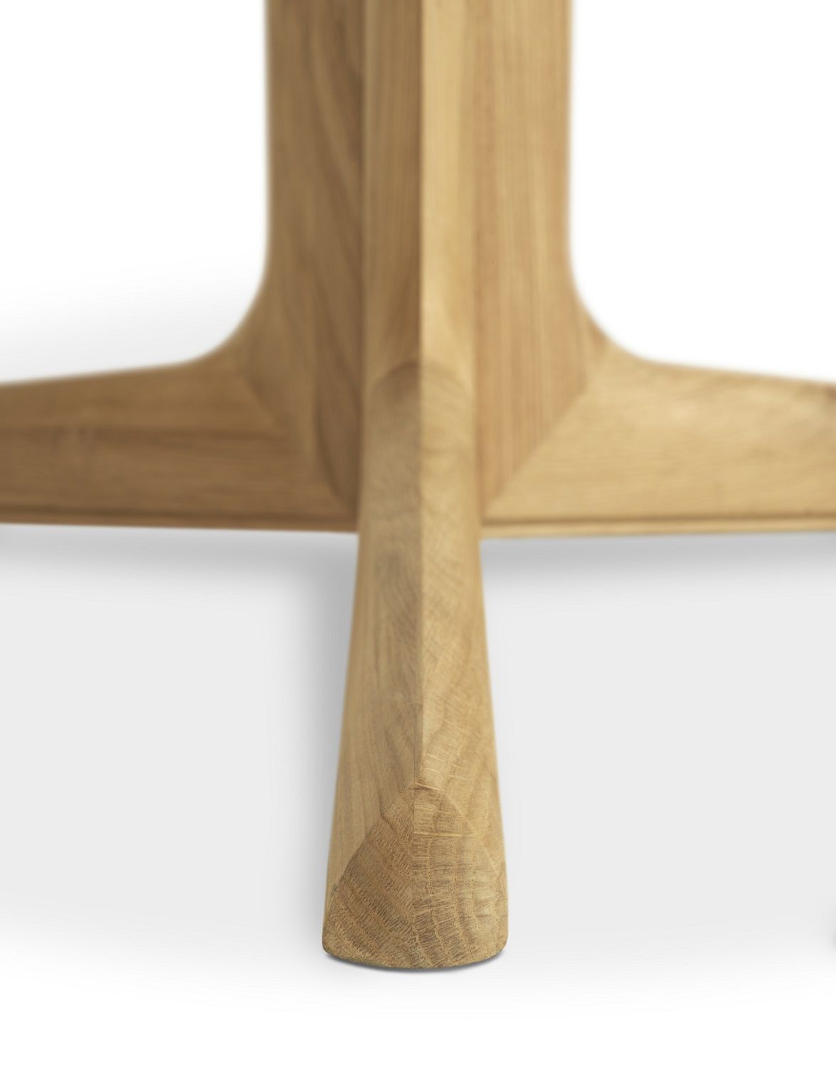 Detailaufnahme des Eiche-Tischfußes vom Corto Tisch, geölt und mit charakteristischer Holzmaserung.