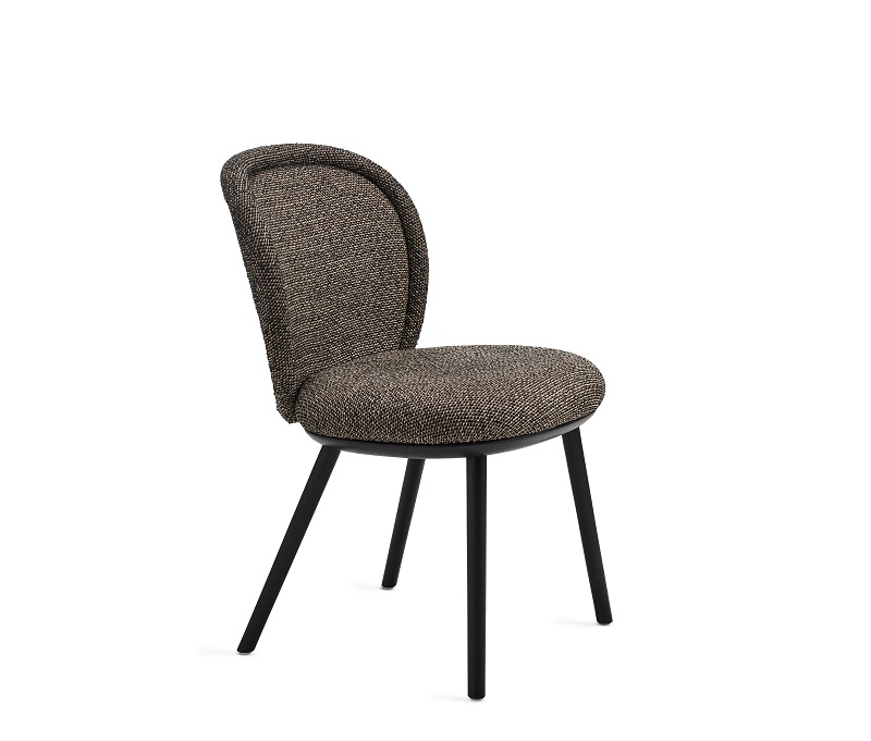 Ona 2020 Stuhl von Freifrau Manufaktur: Gepolsterter Esszimmerstuhl mit braunem Stoffbezug und schwarzen Beinen.