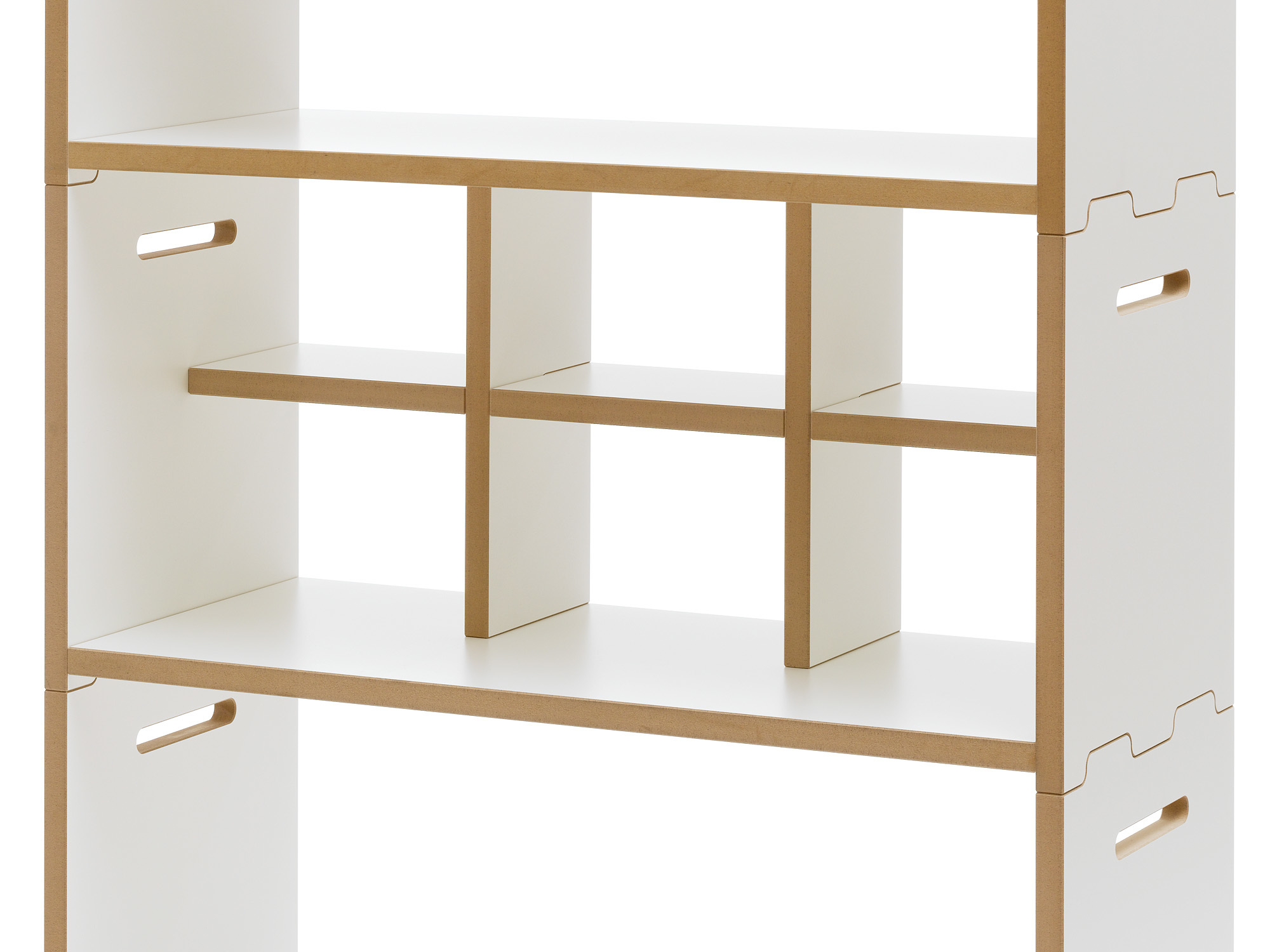 Detailaufnahme des weißen Tojo Hochstapler Regal Einsatzes mit Fächern aus Holz.