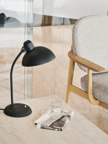 Fritz Hansen Couchtisch: Marmor-Tischplatte mit Lampe, Zeitung und Glas Wasser. Moderner Beistelltisch.