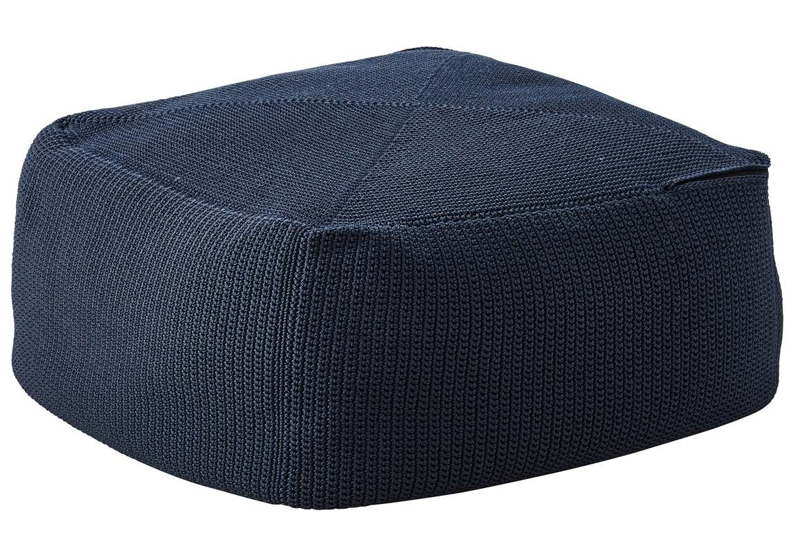 Mitternachtsblauer Cane-Line Hocker für den Außenbereich. Quadratischer Sitzhocker aus wetterfestem Material.