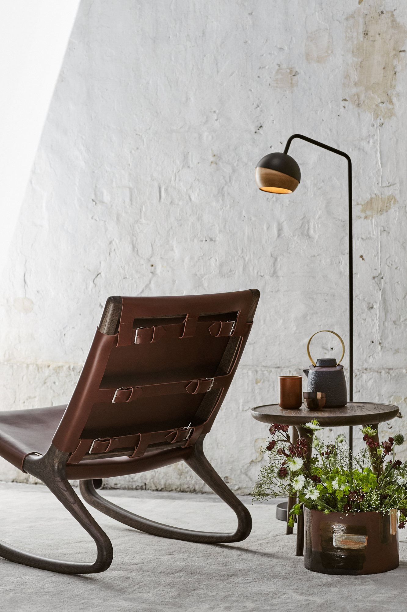 Ray Stehleuchte von Mater neben Sessel und Tisch mit Teekanne in stilvollem Ambiente.