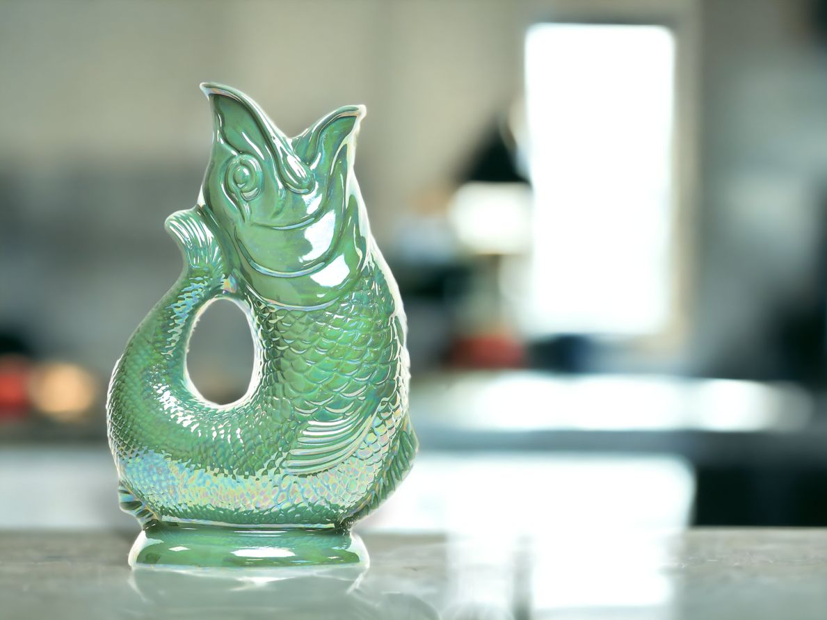 Gluckigluck Karaffe in Sea Green Lustre, Fisch-Design, Keramik Wasserkaraffe, dekorative Tischdekoration.