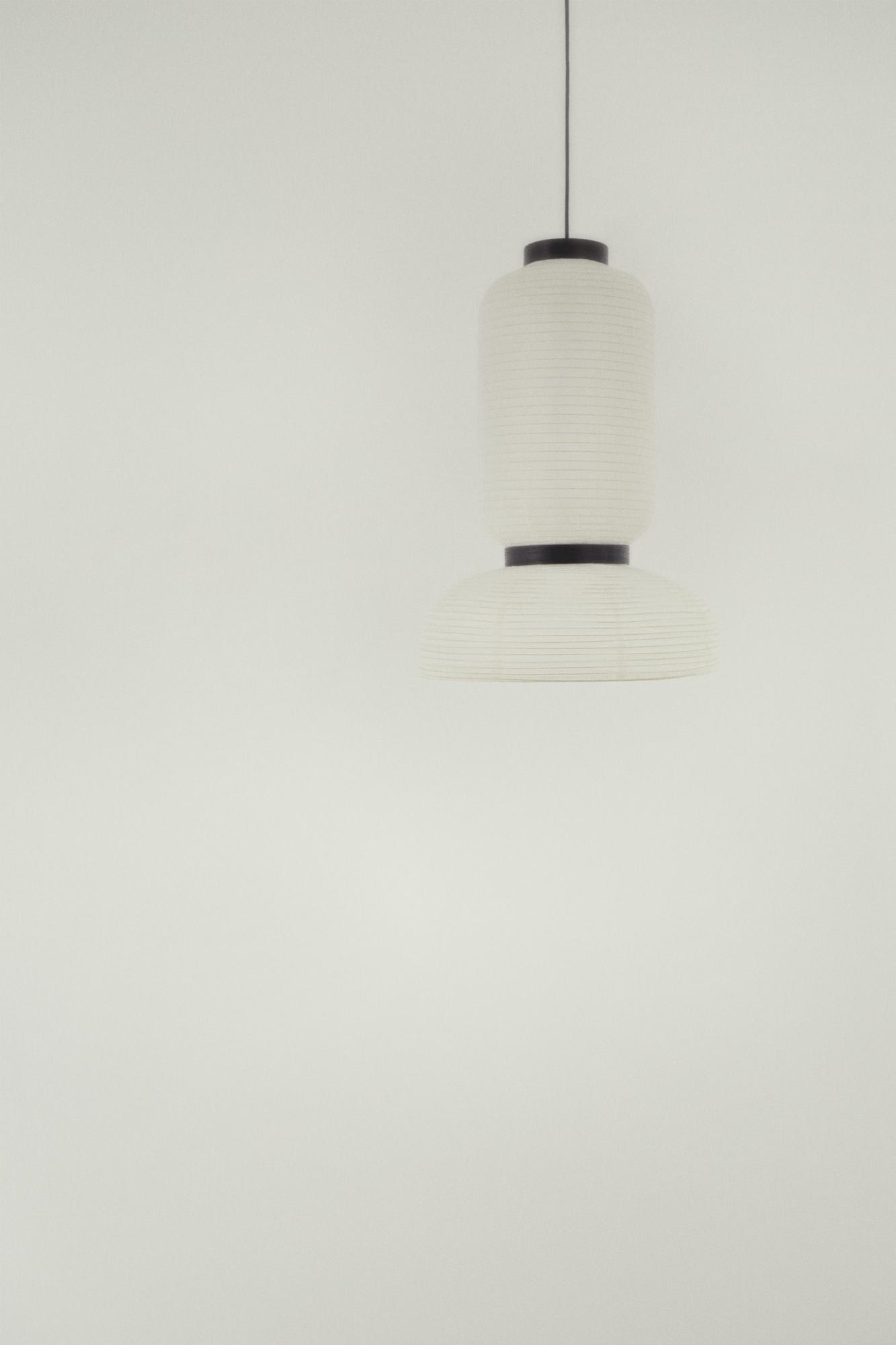 Weiße Formakami Hängeleuchte von AndTradition, japanisch inspirierte Papierlampe für stimmungsvolle Beleuchtung im Innenbereich.